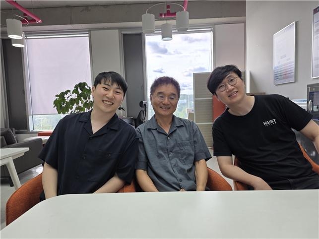 KAIST researchers who conducted the study. From left: Jeong Sang-yun, doctoral candidate; Noh Yong-man, professor; and Yoo Young-jun, researcher. [Provided by KAIST]