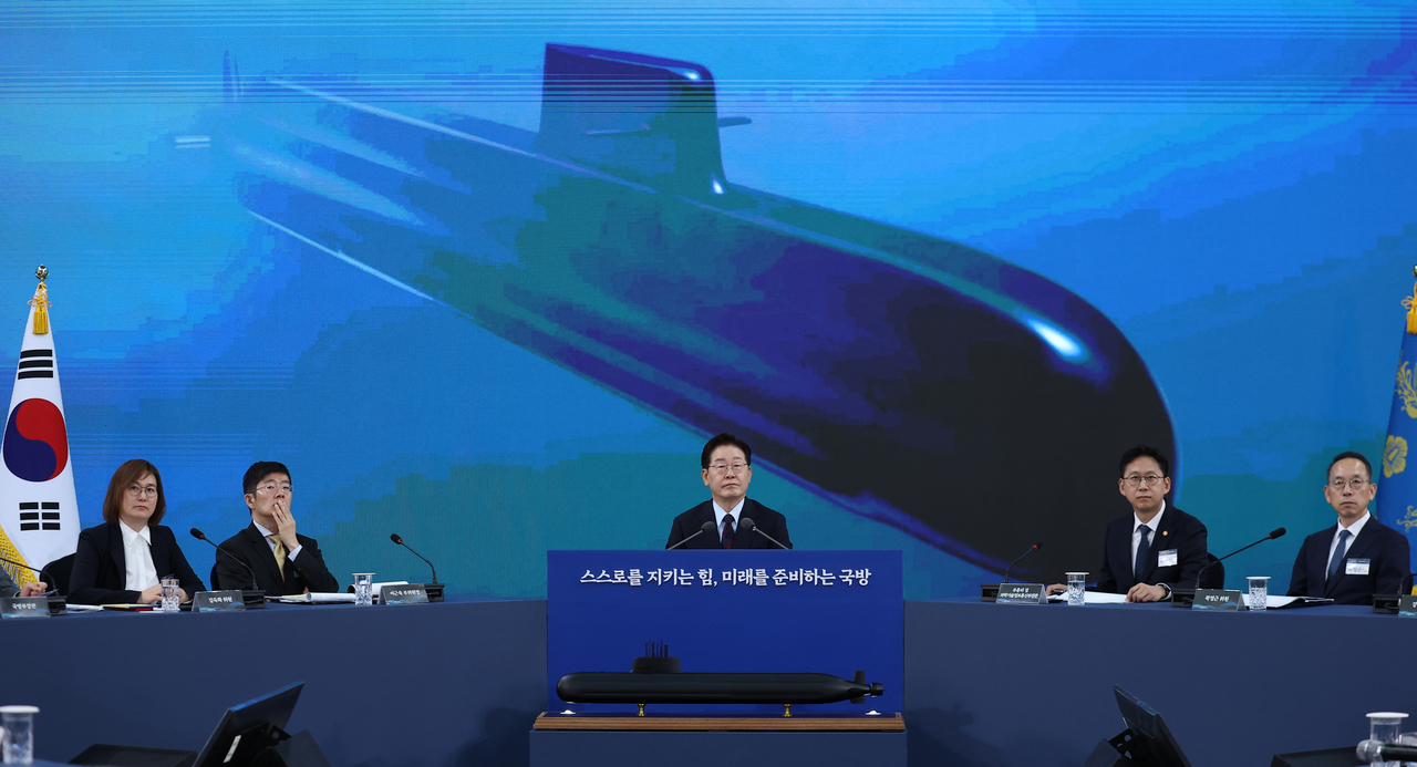 President Lee Jae Myung (center) listens to a briefing on the government’s basic plan for developing nuclear-powered submarines during a meeting of the Future Defense Strategy Committee in Jinhae, Changwon, South Gyeongsang Province, May 26. (Joint Press Corps via Yonhap)