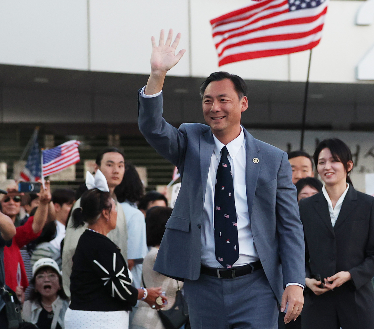 Korean American professor Morse Tan (center) visits protesters gathered in Songpa-gu, Seoul, June 24. (Yonhap)