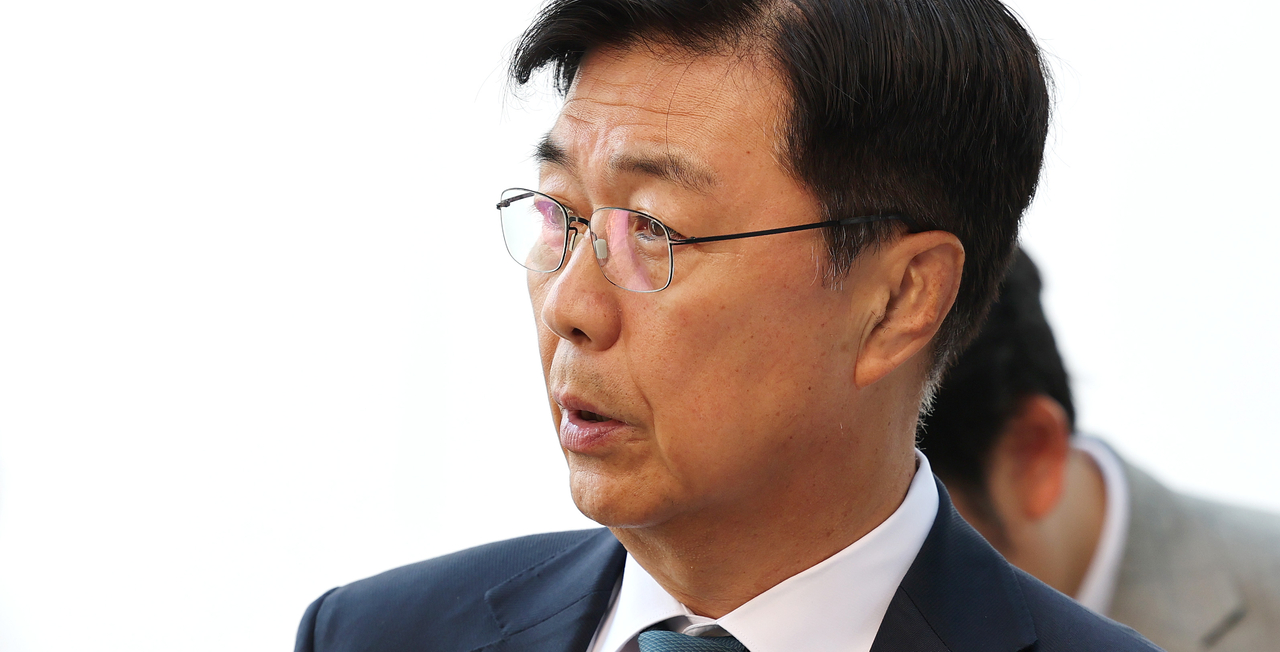 홍장원 전 국가정보원 1차장이 지난달 26일 ‘계엄 정당화 메시지 전달’ 의혹과 관련해 피의자 신분으로 조사를 받기 위해 경기도 과천 권창영 2차 종합 특별검사팀으로 출석하며 취재진의 질문에 답변하고 있다. [연합]