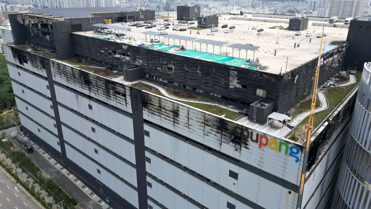인천 쿠팡 물류센터 화재 조사를 위한 합동 감식이 진행된 28일 인천 서해구 쿠팡32물류센터 건물 외부가 까맣게 그을려 있다. 이 쿠팡 물류센터에서는 지난 18일 오전 6시 54분께 대형 화재가 발생해 109시간 40여분만인 지난 22일 오후에 진화됐다. [연합]