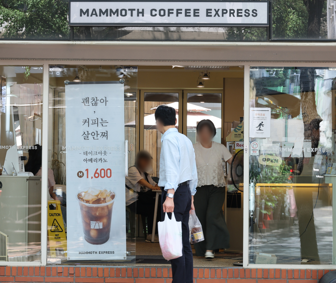 서울 시내 커피점 매머드커피에 아메리카노 가격 홍보물이 걸려 있다.  [연합]