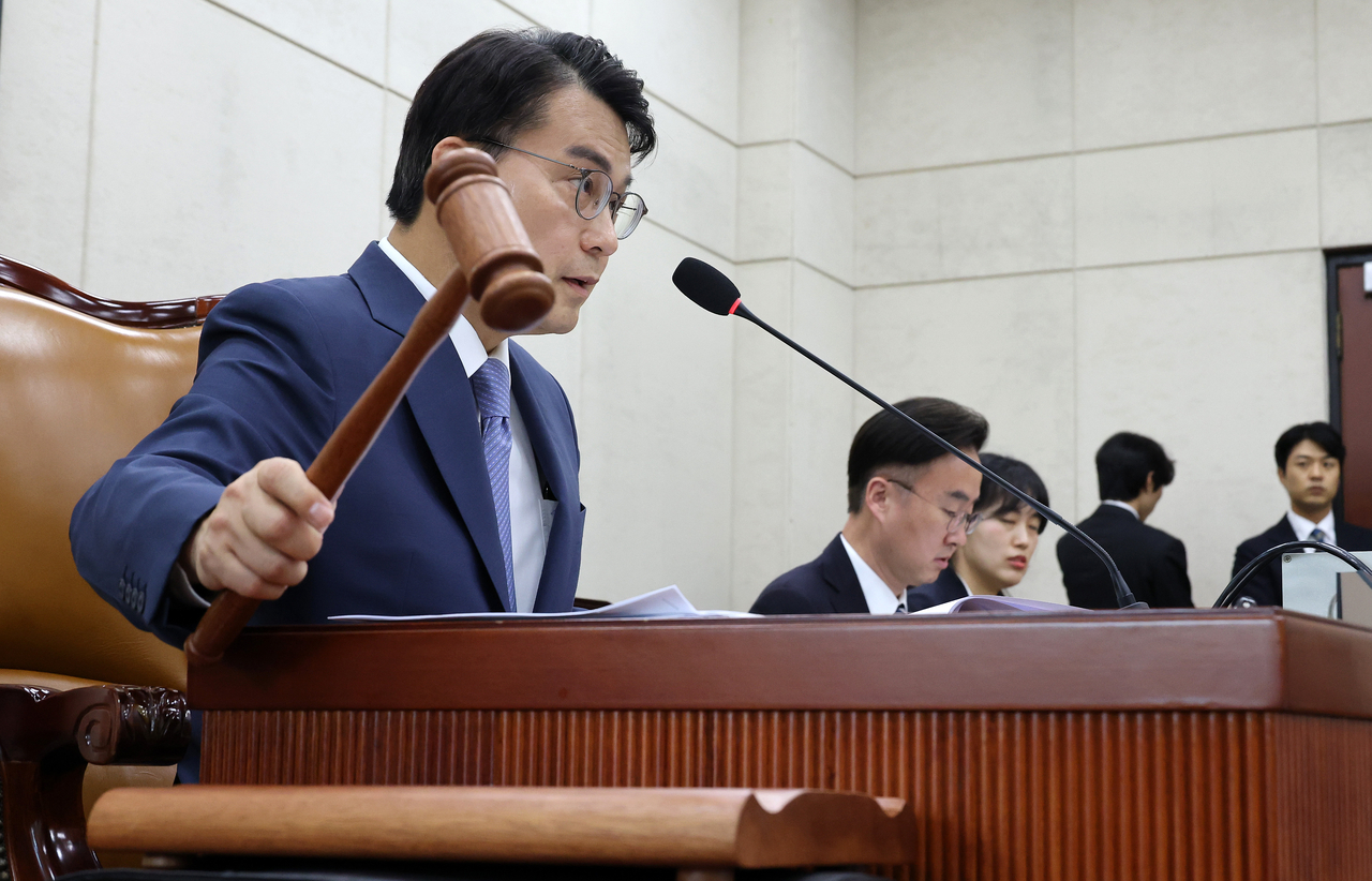 Rep. Yun Sang-hyun, chair of the National Assembly's special parliamentary investigation committee on the National Election Commission, presides over a plenary session at the National Assembly on Thursday, voting to extend the committee's mandate.