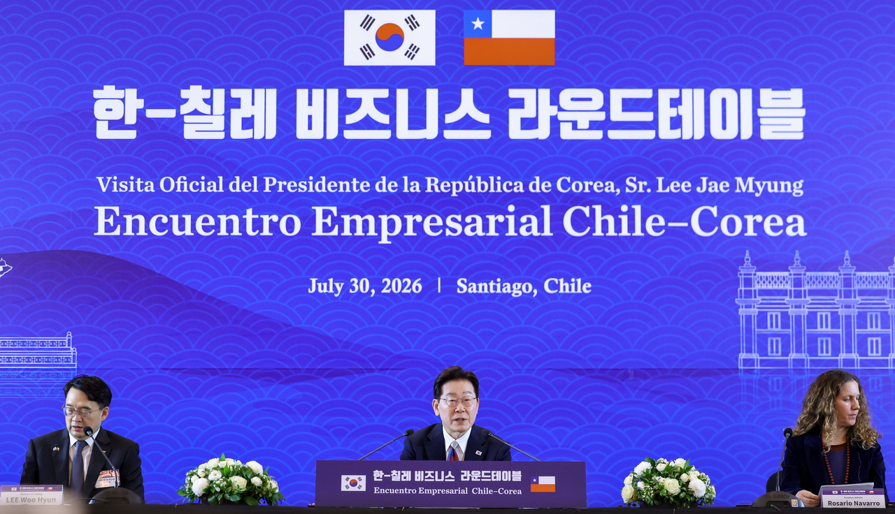 이재명 대통령이 30일(현지시간) 칠레 산티아고 한 호텔에서 열린 한-칠레 비즈니스 라운드 테이블에서 발언하고 있다. [연합]