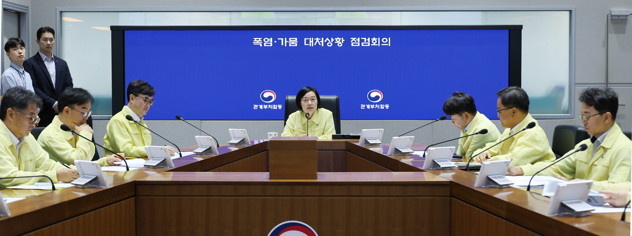 한성숙 국무총리가 31일 서울 종로구 정부서울청사 중앙재난안전상황실 서울상황센터에서  폭염ㆍ가뭄 대처사항 점검회의를 주재하고 있다. [연합]