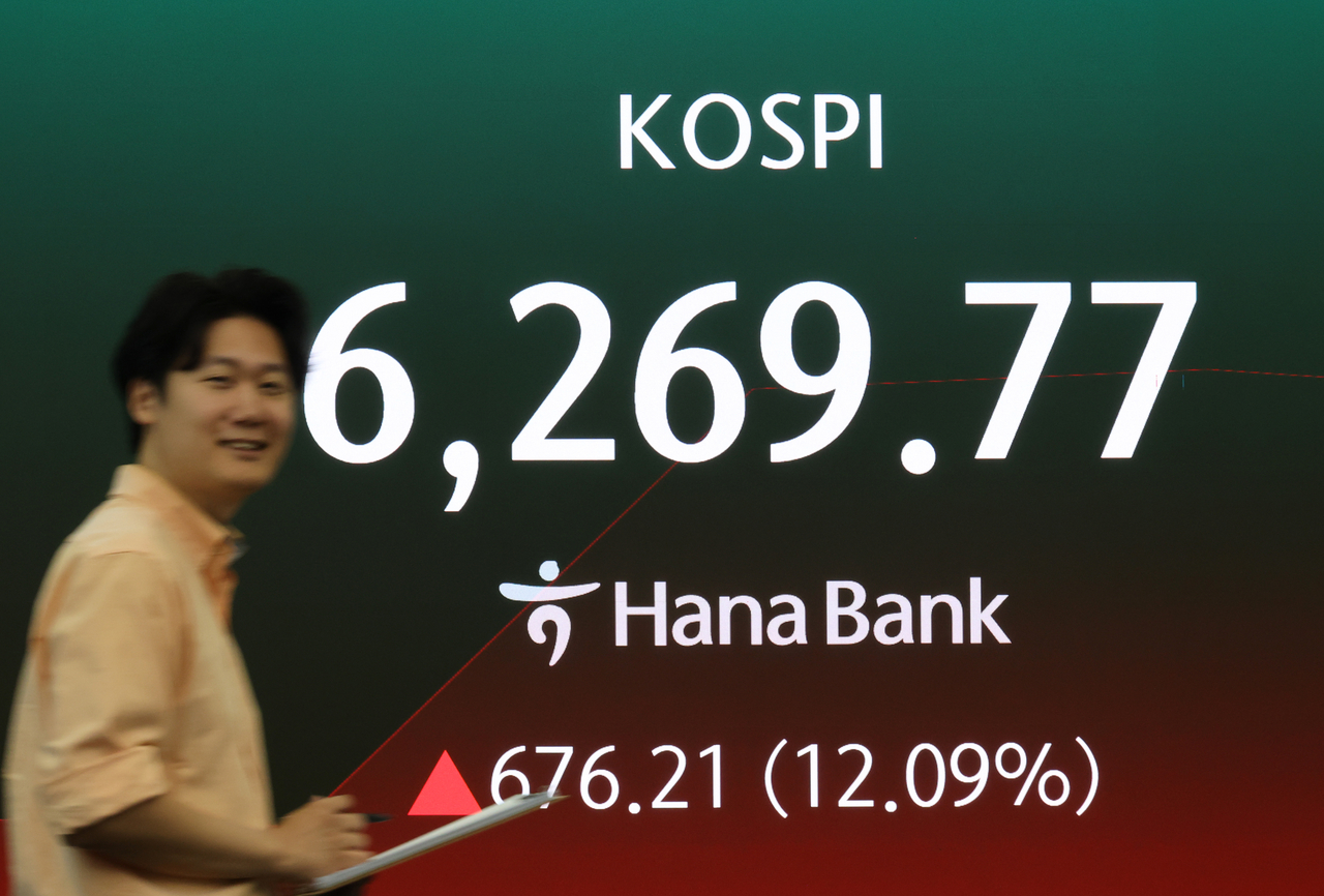 31일 서울 하나은행 본점 딜링룸에 주가지수가 표시되고 있다. [연합]