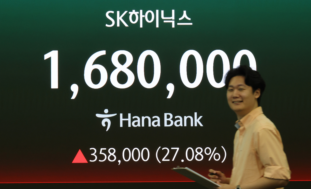 31일 서울 하나은행 본점 딜링룸에 SK하이닉스 주가가 표시되고 있다. [연합]
