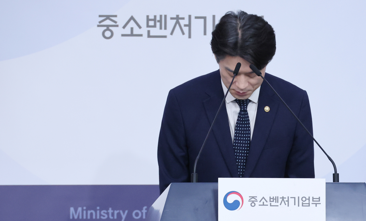 노용석 중소벤처기업부 장관 직무대행 겸 제1차관이 지난달 31일 서울 종로구 정부서울청사 별관에서 모두의 창업 프로젝트 정보유출 경과 및 향후 계획에 대해 브리핑했다. 노 차관은 이날 “대규모 정보 유출로 인해 심려를 끼쳐드린 점 사과드린다”고 말했다. [연합뉴스]