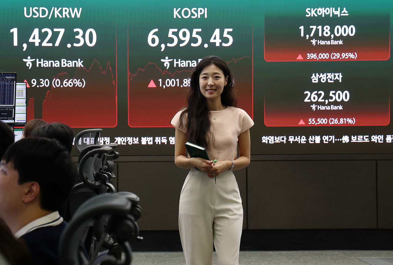 코스피가 전날보다 1001.89포인트(17.91%) 오른 6595.45로 장을 마감하며 역대 최대 상승률과 상승폭을 기록한 31일 서울 하나은행 본점 딜링룸에 주가 지수가 표시되고 있다. [연합]