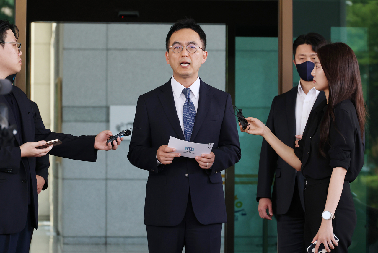 Acting Prosecutor General Koo Ja-hyeon announces his resignation on Friday at the Supreme Prosecutors' Office in Seoul. (Yonhap)