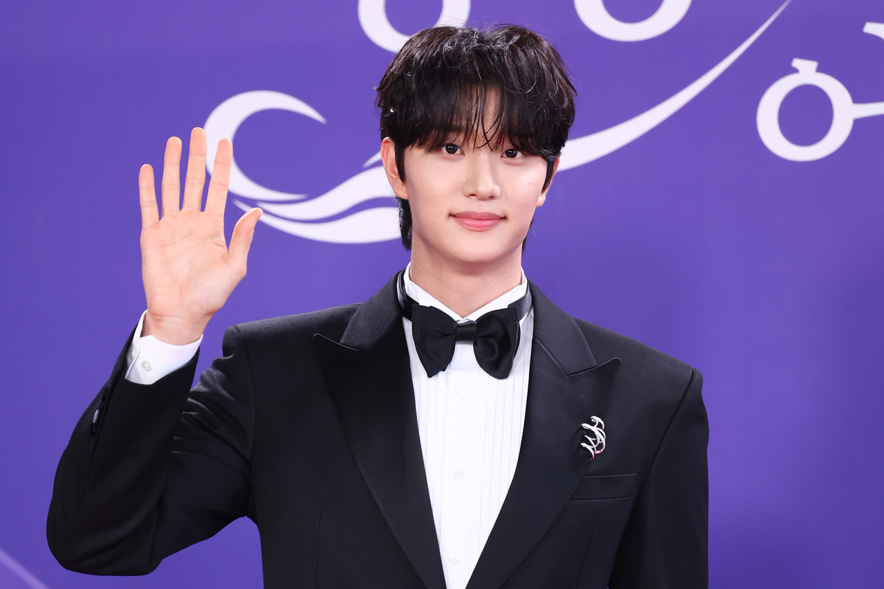 Actor Kim Jae-won poses during the red carpet and photo wall event for the 5th Blue Dragon Series Awards at Paradise City Hotel in Yeongjongdo, Incheon, on Friday. (Yonhap)