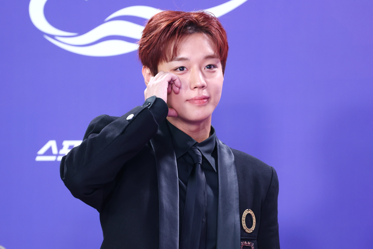 Singer and actor Park Ji-hoon poses during the red carpet and photo wall event for the 5th Blue Dragon Series Awards at Paradise City Hotel in Yeongjongdo, Incheon, on Friday. (Yonhap)