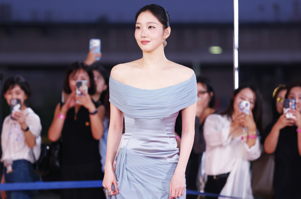 Actor Kim Go-eun attends the red carpet and photo wall event for the 5th Blue Dragon Series Awards at Paradise City Hotel in Yeongjongdo, Incheon, on Friday. (Yonhap)