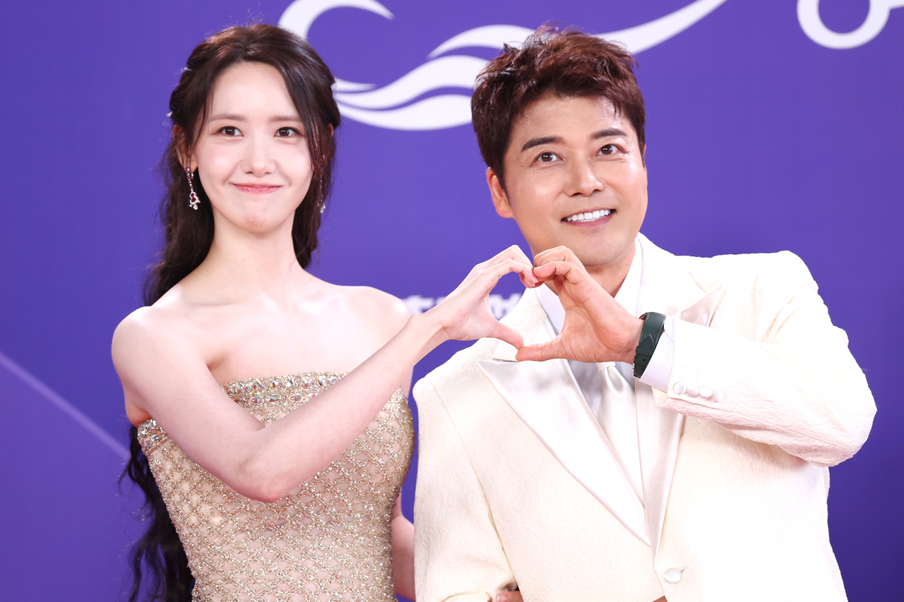 Actor Lim Yoon-a (left) and television personality Jun Hyun-moo pose on the red carpet during the photo wall event for the 5th Blue Dragon Series Awards at Paradise City Hotel in Yeongjongdo, Incheon, on Friday. (Yonhap)