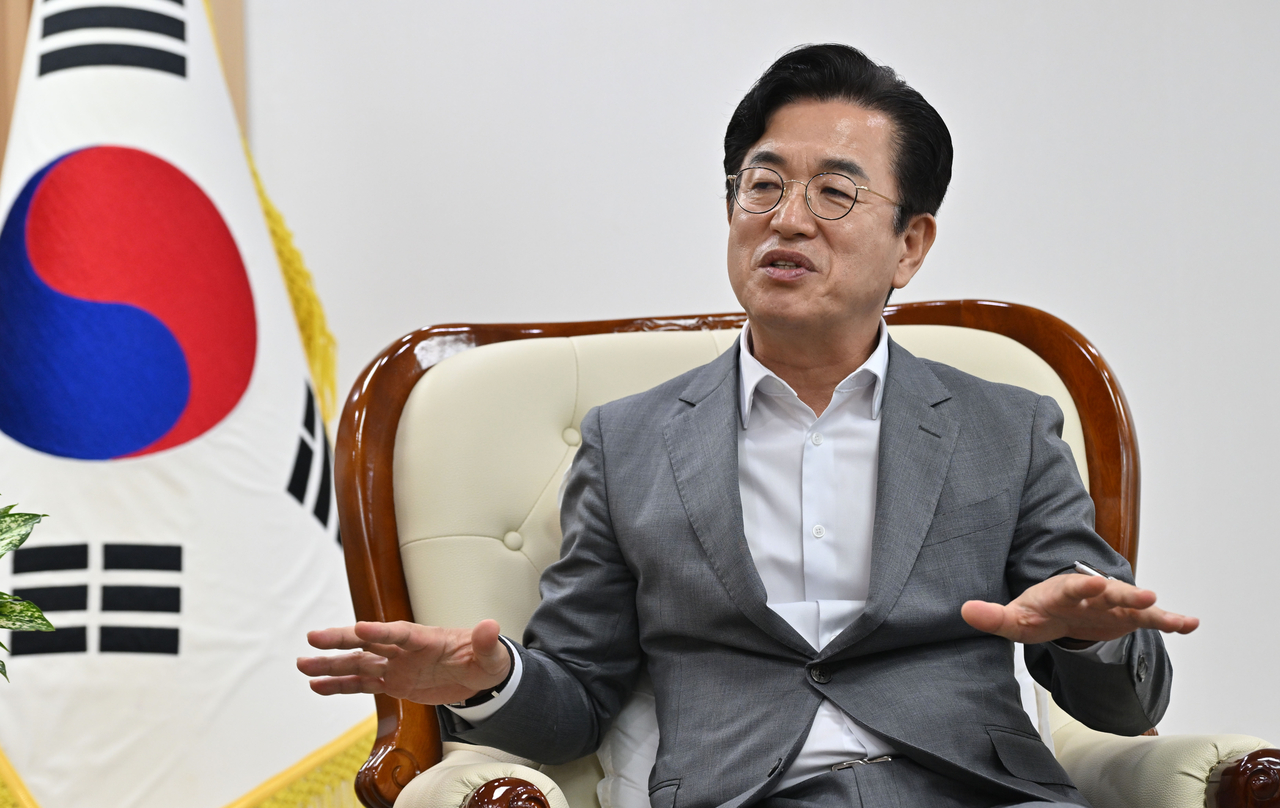 허태정 대전시장이 지난달 13일 오후 대전시청 내 접견실에서 헤럴드경제와 인터뷰를 하고 있다. 그는 “1호 결재인 ‘취임 100일 프로젝트’는 시민 체감과 전략적 실행을 함께하는 속도전이라 할 수 있다”고 했다. 대전=임세준 기자