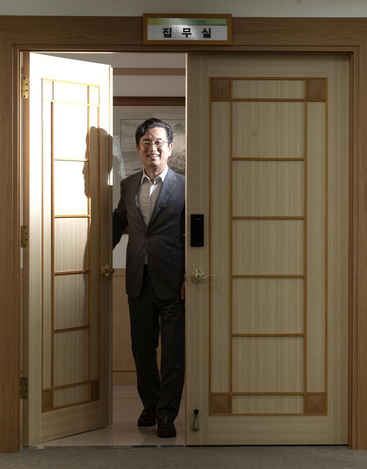 허태정 대전시장이 지난달 13일 오후 헤럴드경제와 인터뷰를 위해 대전시청 내 집무실을 나서고 있다.  대전=임세준 기자