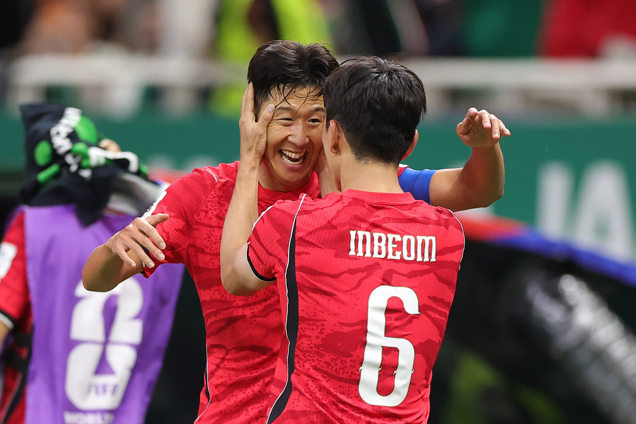 손흥민이 6월 11일 멕시코 과달라하라 스타디움에서 열린 2026 북중미 월드컵 조별리그 1차전 체코와의 경기에서 동점골을 넣은 황인범과 껴안으며 활짝 웃고 있다. [게티이미지]
