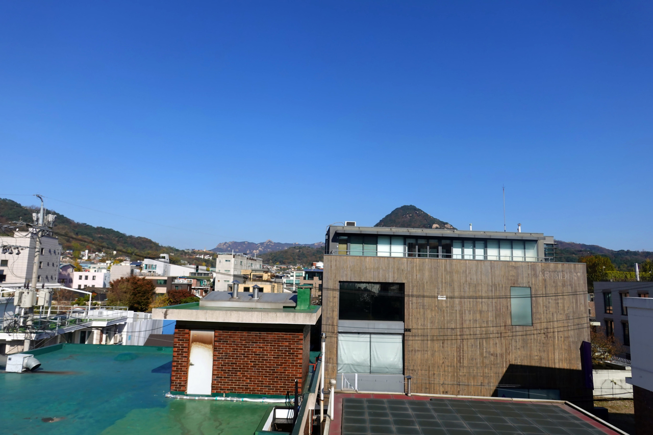 A rooftop of a residential building. This photo is not directly related to the article. [123rf]