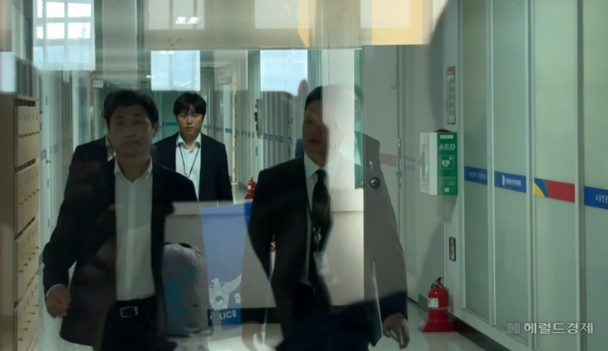 Police conduct a search and seizure at the Seoul Metropolitan Election Commission in Jongno-gu, Seoul, on June 11. Police investigators enter the general affairs division of the commission building. (Yun Seung-hyeon/The Korea Herald)
