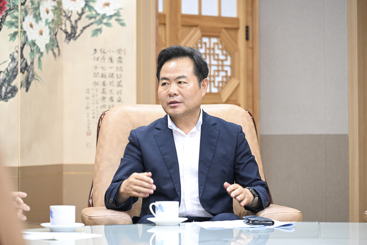 Mungyeong Mayor Kim Hak-hong presents his ninth-term municipal vision of "a better, stronger Mungyeong" during an interview on Friday, urging residents to walk alongside him with their trust and support. [Provided by Mungyeong City]