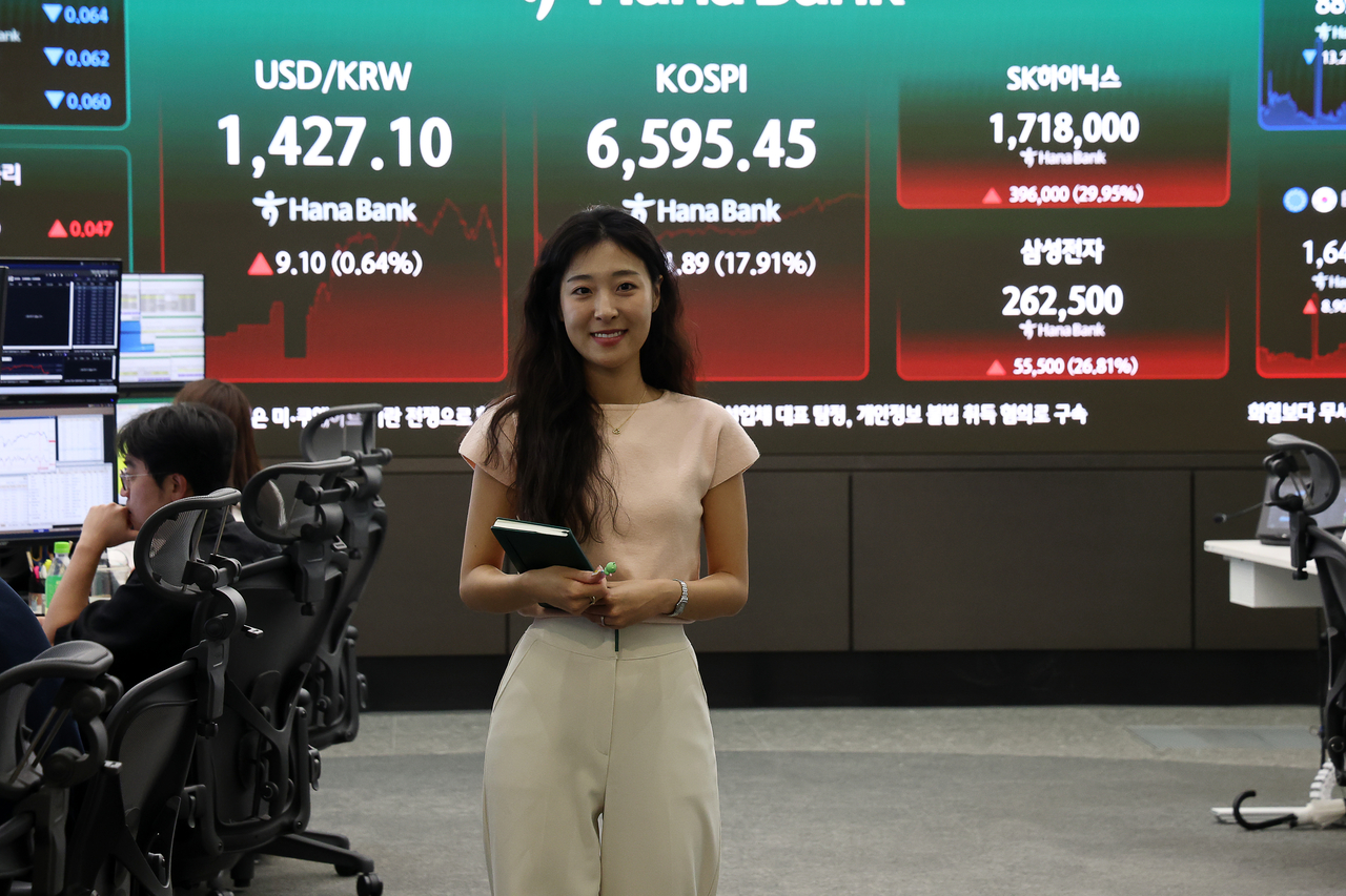 코스피가 지난 7월 30일보다 1001.89포인트(17.91%) 오른 6595.45로 장을 마감하며 역대 최대 상승률을 기록한 7월 31일 서울 하나은행 본점 딜링룸에 주가 지수가 표시되고 있다. [연합]
