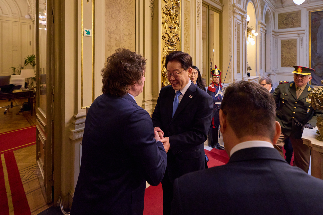 President Lee Jae Myung greets Argentine President Javier Milei  at the Casa Rosada in Buenos Aires on Friday. (Pool Photo via Yonhap)
