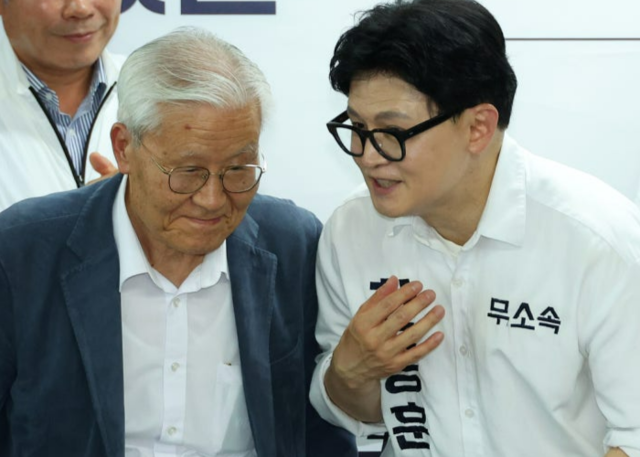 Conservative commentator Cho Gap-je, head of Chogapje.com, and independent lawmaker Han Dong-hoon during his time as a presidential candidate. [Yonhap]