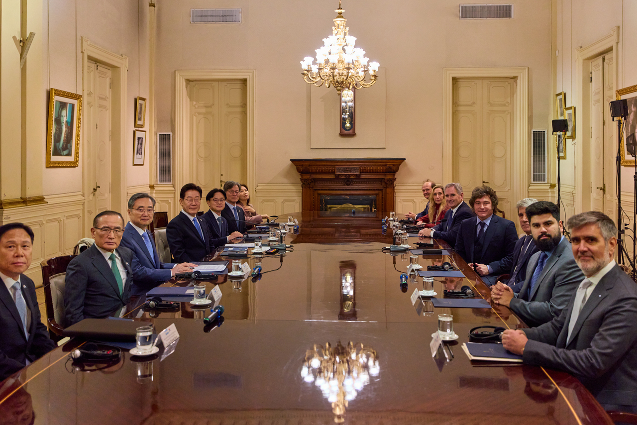 President Lee Jae Myung and Argentine President Javier Milei pose for a group photo with their delegations ahead of an expanded summit at the Casa Rosada in Buenos Aires on Friday. (Pool Photo via  Yonhap)
