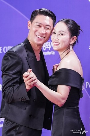 [뮤즈★]박보경 수상에 ♥진선규 눈물펑펑 “여보, 오늘부터 1일..같은 트로피 생겨”(청룡시리즈어워즈)