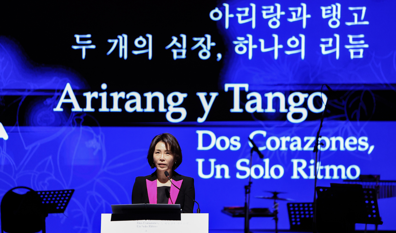 이재명 대통령과 아르헨티나를 공식 방문한 김혜경 여사가 31일(현지시간) 부에노스아이레스 우시나 델 아르테에서 열린 부에노스아이레스 탱고 오케스트라와 국립국악원 창작악단의 합동공연에서 축사를 하고 있다. [연합]