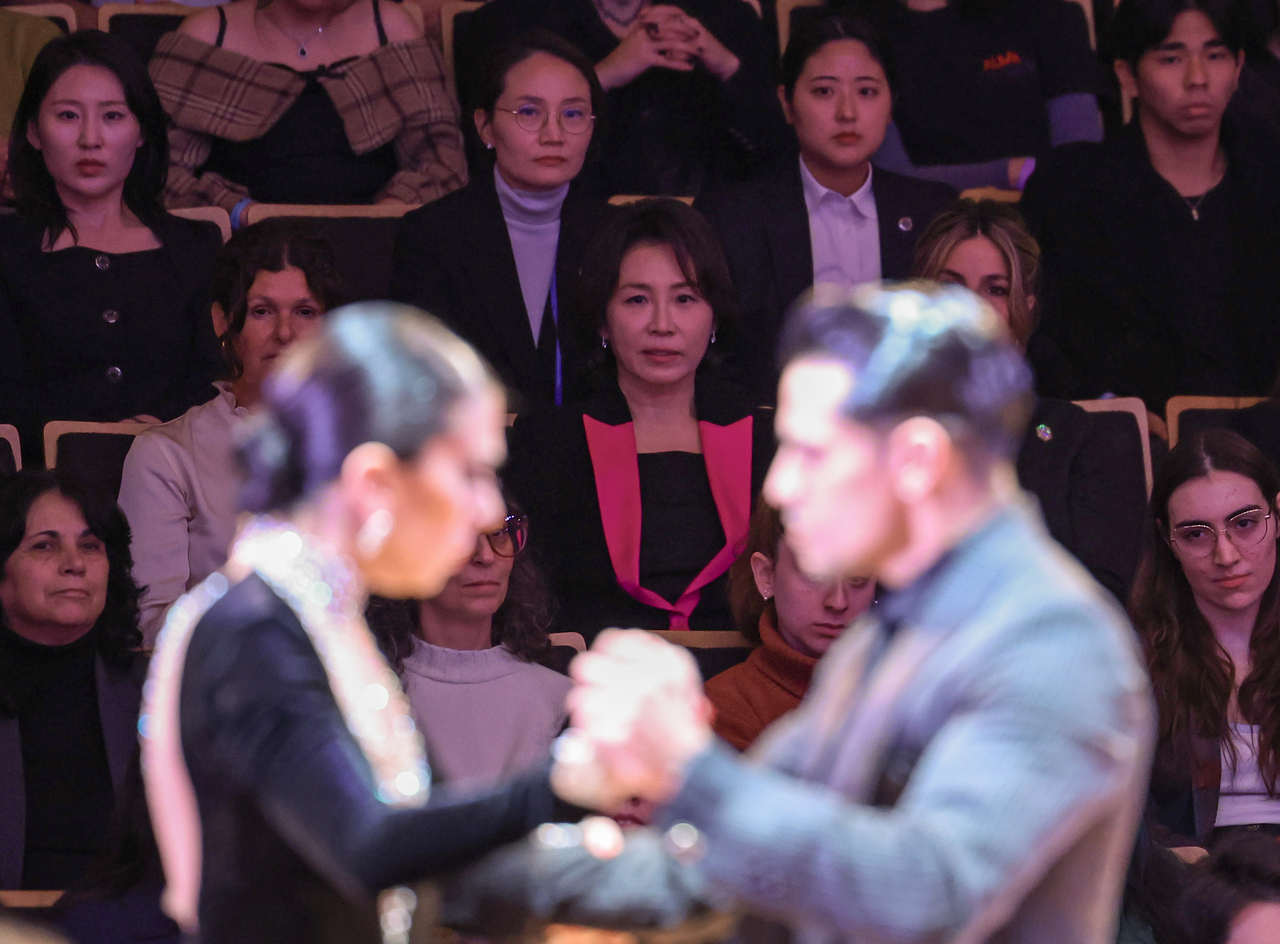 이재명 대통령과 아르헨티나를 공식 방문한 김혜경 여사가 31일(현지시간) 부에노스아이레스 우시나 델 아르테에서 열린 ‘아리랑과 탱고, 두 개의 심장 하나의 리듬’에서 탱고 공연을 관람하고 있다. [연합]