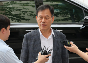 ‘관저 이전 의혹’ 윤한홍 특검 출석...“나와 무관한 일”