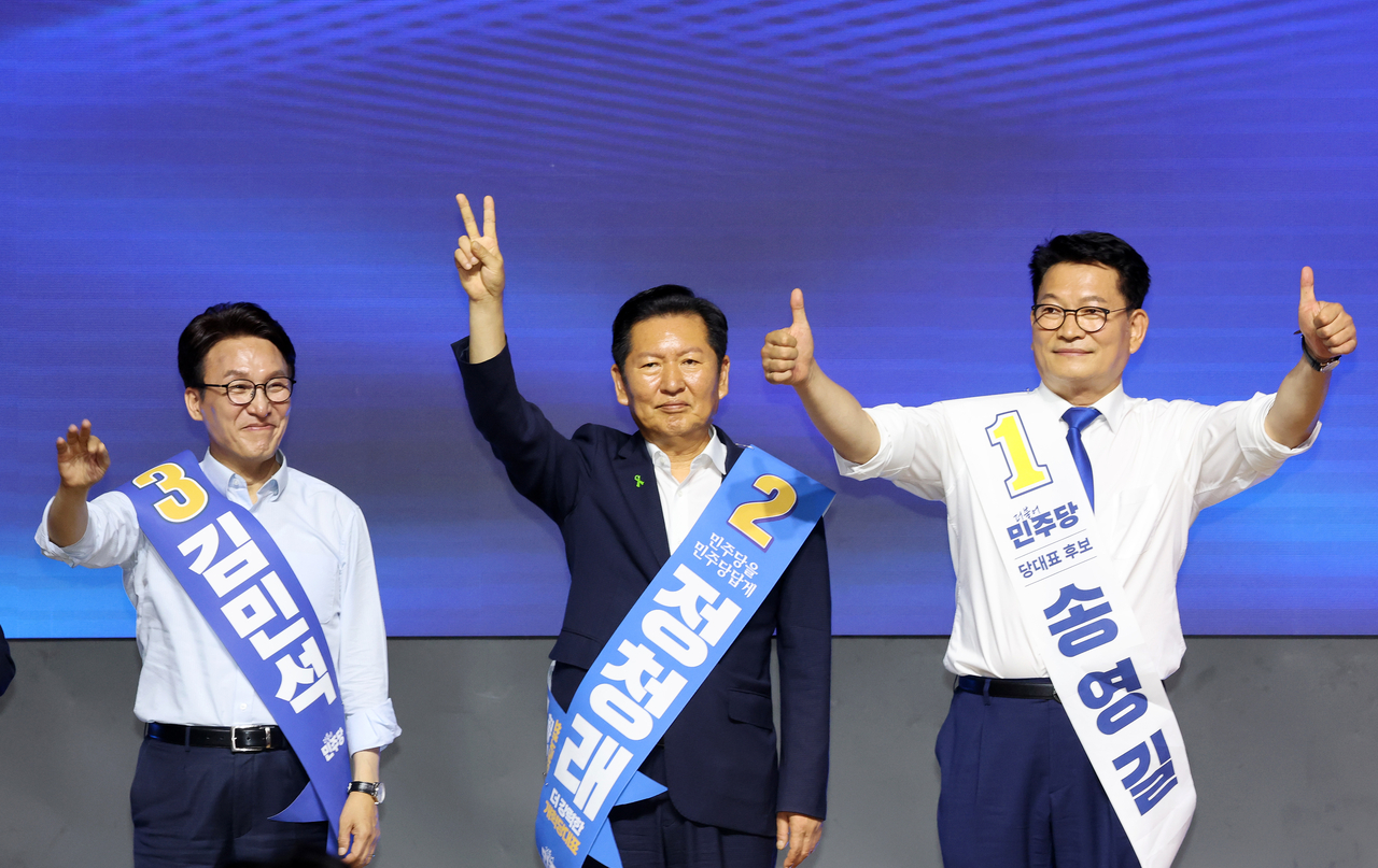 1일 대전컨벤션센터에서 열린 더불어민주당  당대표·최고위원 순회경선 합동연설회에서김민석(왼쪽부터), 정청래, 송영길 당 대표 후보가  인사하고 있다. [연합]