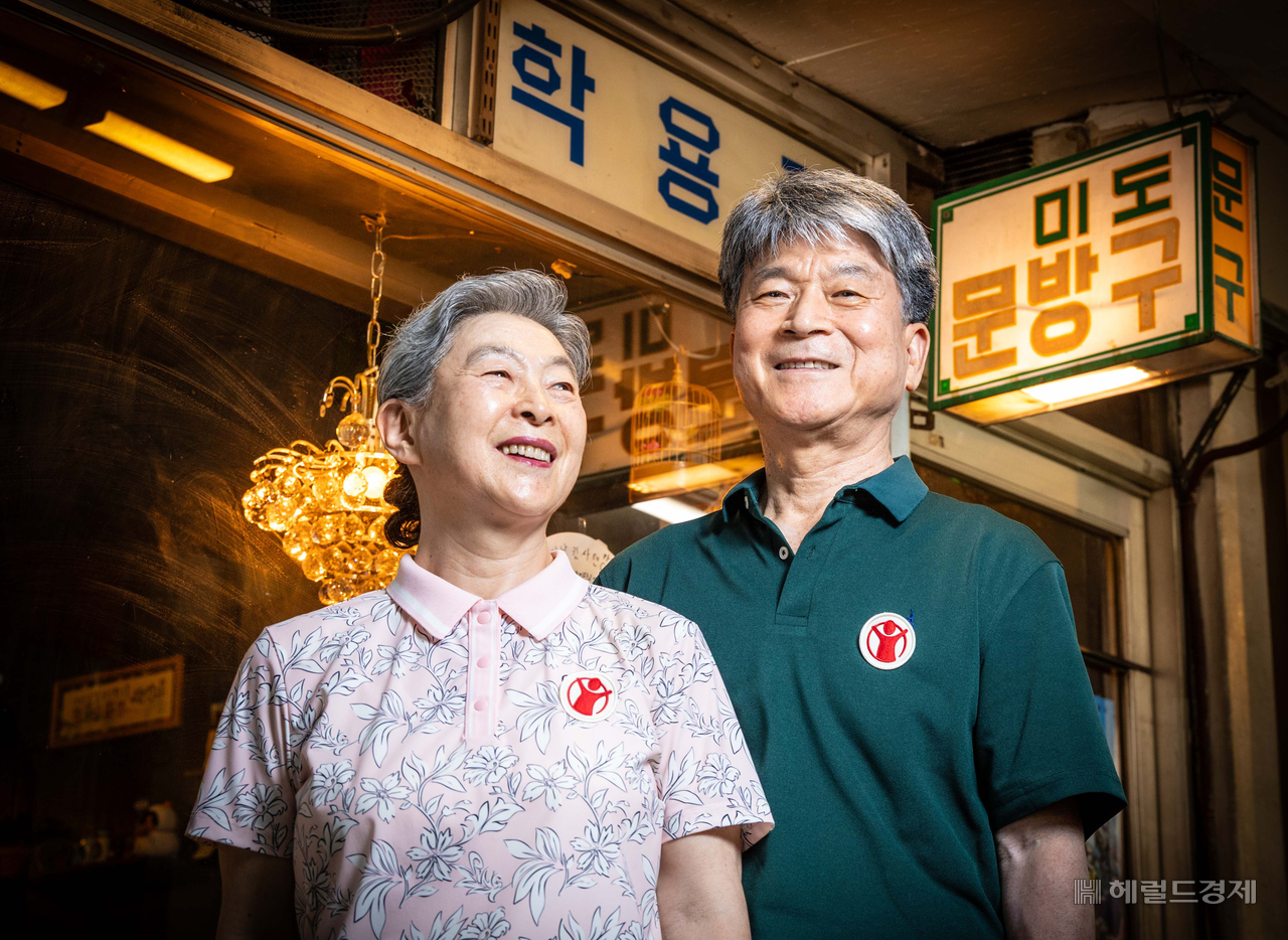 지난달 27일 오후 서울 강남구 은마종합상가 미도문방구 앞에서 15년간 문방구를 운영한 김택현(오른쪽), 김종영 부부가 헤럴드경제와의 인터뷰에 앞서 포즈를 취하고 있다. 윤창빈 기자
