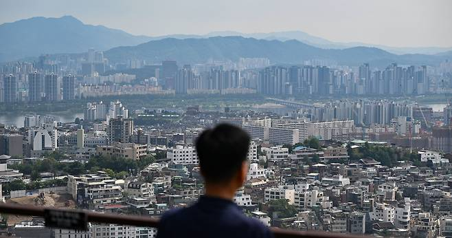 Apartments in Yongsan and Gangnam as seen from Namsan in Seoul. Photo by Lim Se-jun