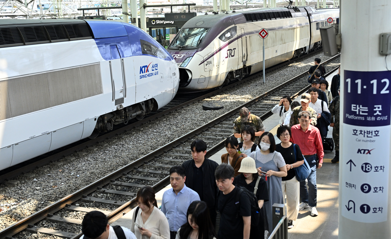 A KTX-SRT coupled train waits to depart at Seoul Station in Jung-gu, Seoul. [Lim Se-jun]