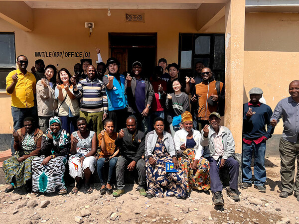 Bae Sang-min (second row, fifth from left), a professor of industrial design at KAIST, poses with residents of a village in Tanzania after a joint design workshop conducted as part of his field research for the SolarStill Box, a low-cost water desalination device. (KAIST)