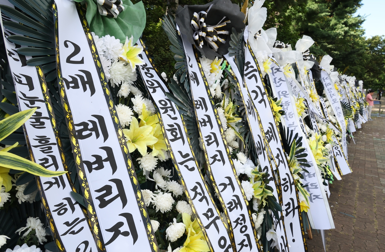 2국민의힘은 2일 국내 증시의 극심한 변동 속 당국이 단일종목 레버리지 상장지수펀드(ETF) 추가 규제에 나선데 대해 ‘아마추어 정부’의 민낯을 드러냈다고 비판했다. 지난달 29일 서울 여의도 국회 정문 부근에 레버리지 ETF 상장 폐지를 촉구하는 근조화환이 설치된 모습. [연합]