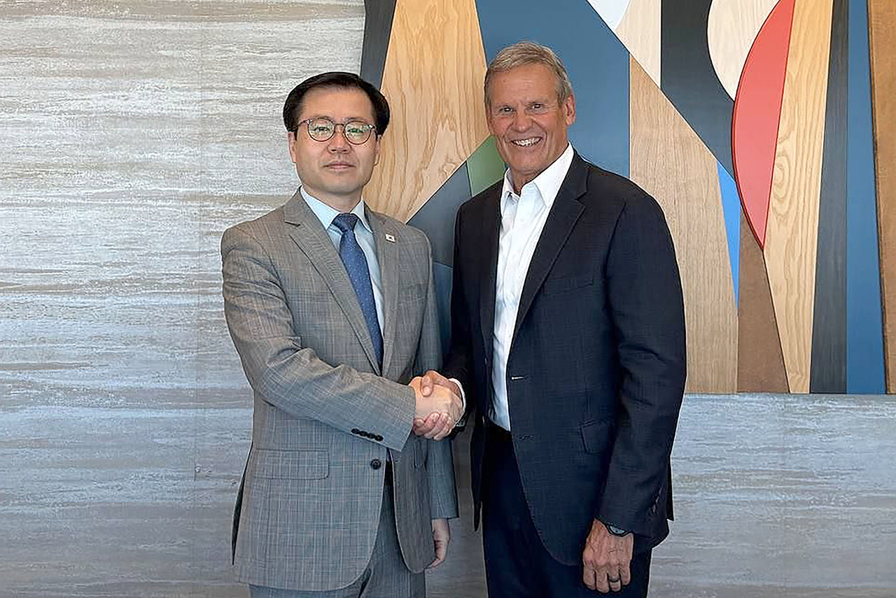 Yeo Han-koo (left), South Korea's chief trade negotiator at the Ministry of Trade, Industry and Energy, poses for a photo with Tennessee Gov. Bill Lee at the 2026 National Governors Association Summer Meeting in Oklahoma City on Friday (local time). [Ministry of Trade, Industry and Energy]
