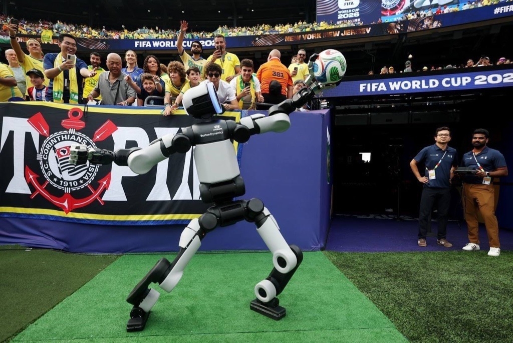 Boston Dynamics’ humanoid robot Atlas performs a ball-passing demonstration at the halftime show of the 2026 FIFA World Cup Round of 6 match on June 5 in New Jersey. (Hyundai Motor Group)