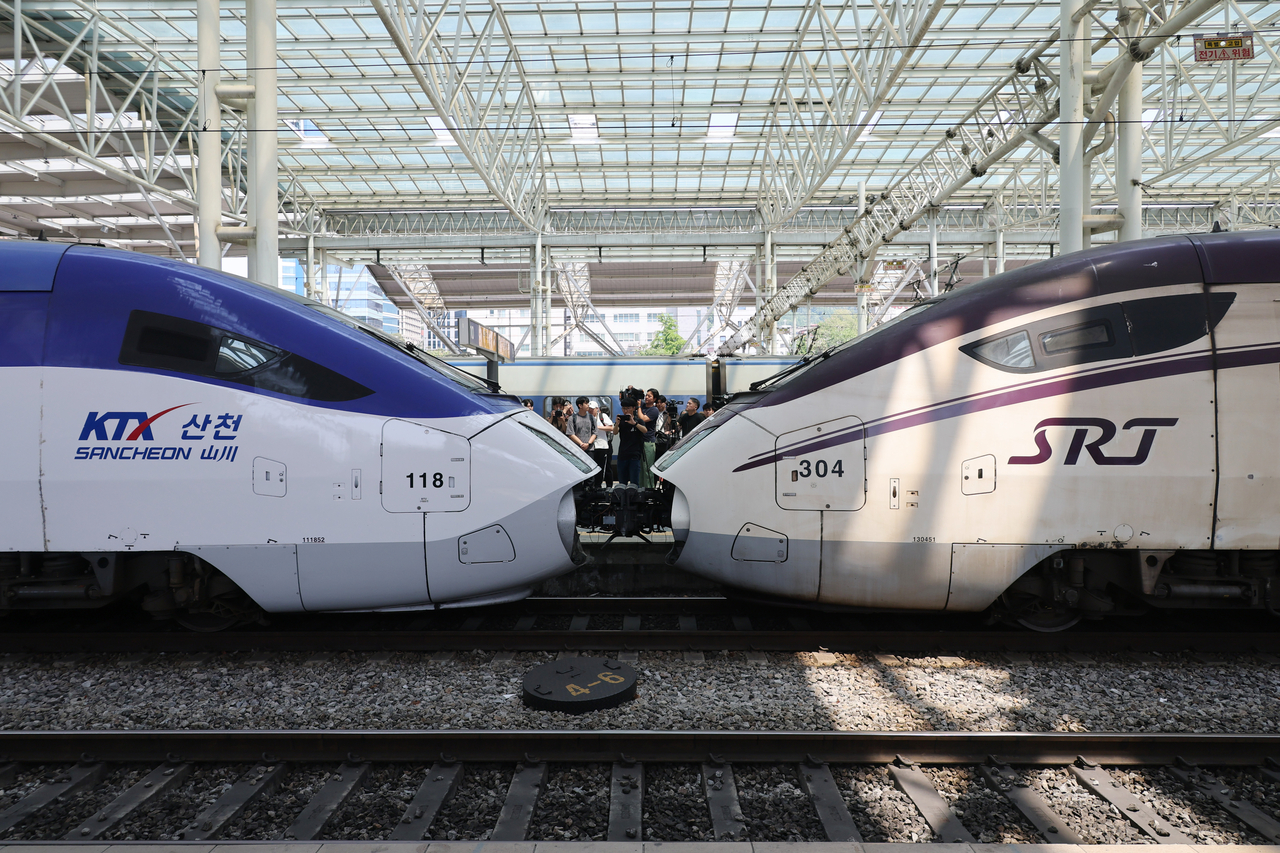This file photo, taken May 15, shows a KTX train (L) and an SRT train coupled at Seoul Station. (Yonhap)