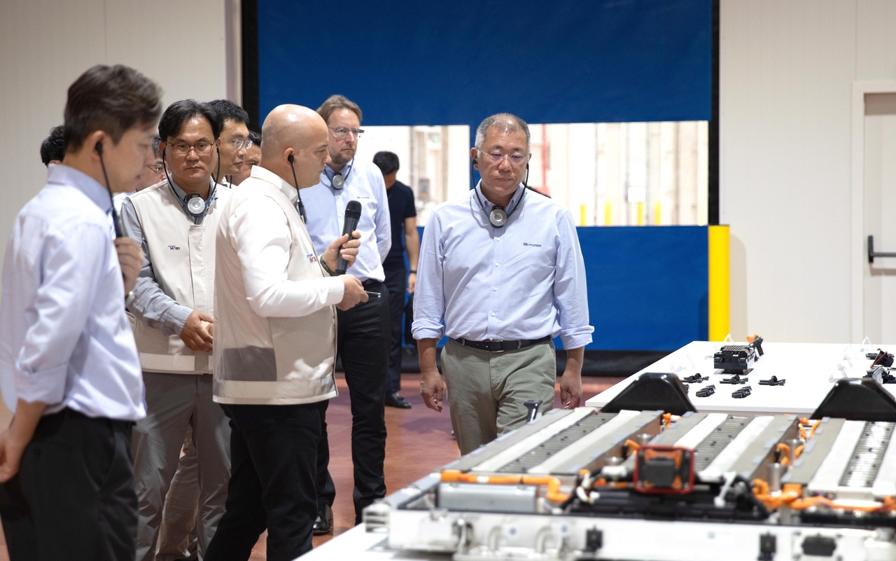 Chairman Euisun Chung tours the Hyundai Mobis Battery System Assembly factory alongside Hyundai Motor and Hyundai Mobis employees. [Hyundai Motor Group]