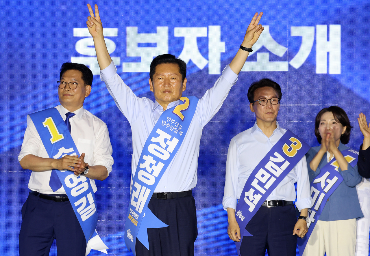 Former Democratic Party leader Jung Chung-rae (center) greets party members during a campaign event for the party’s leadership and supreme council elections at BEXCO in Busan on Friday. (Yonhap)