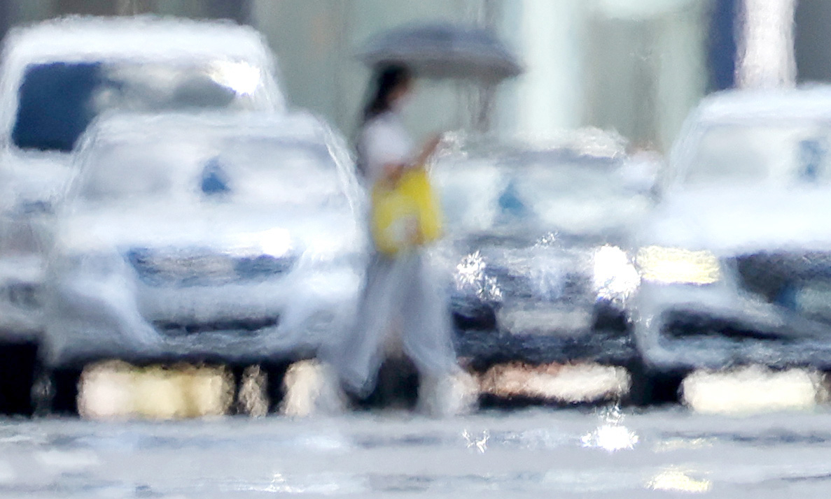 Heat haze rises from a road in central Daegu on July 26 as a prolonged heat wave grips the country. (Newsis)