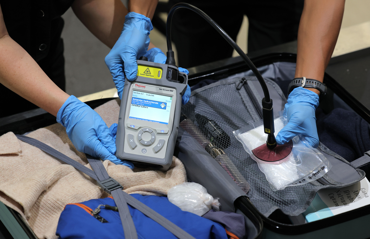 This July 22, file photo shows customs officials demonstrating a crackdown on drug smuggling at Incheon International Airport, west of Seoul. (Yonhap)