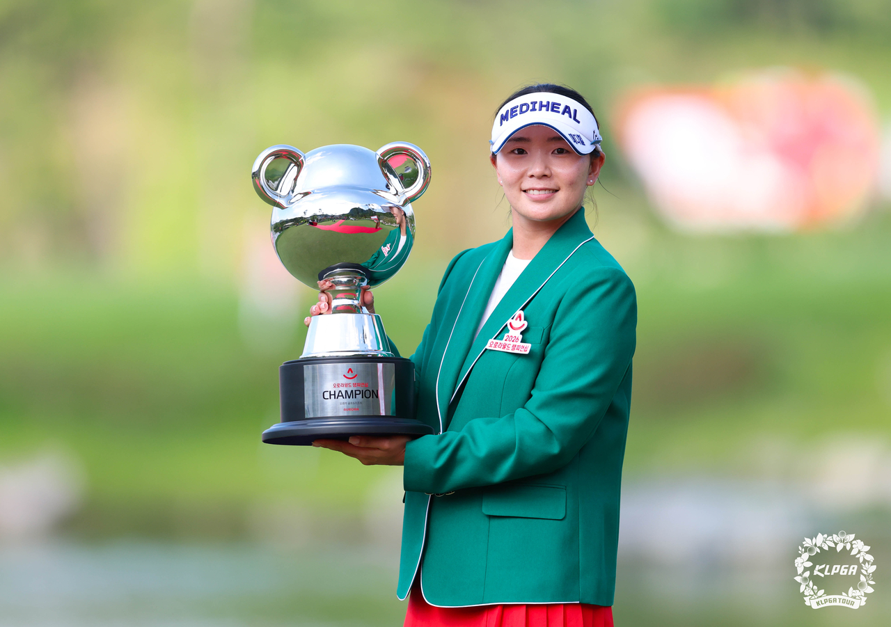 우승  트로피를 들고 포즈를 취한 이다연. [사진=KLPGA]