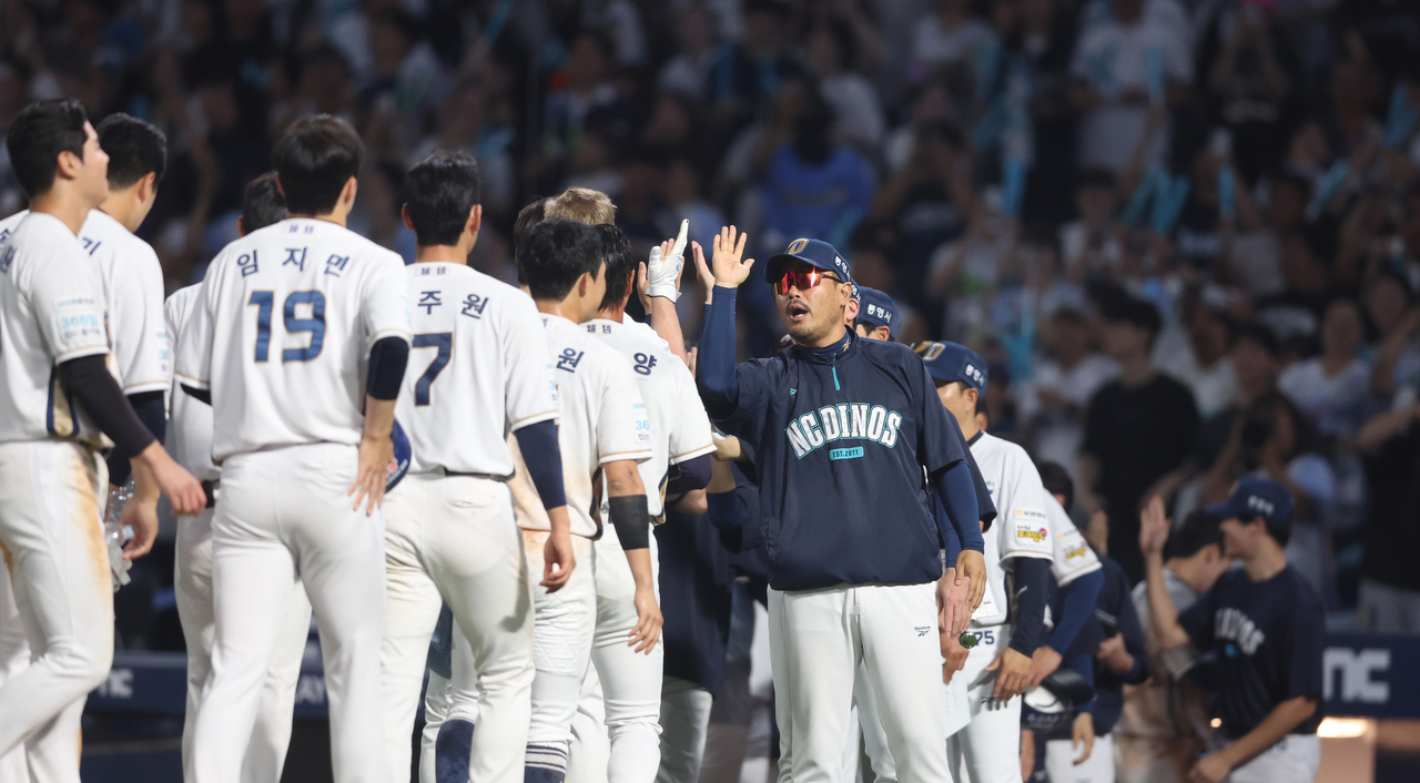 경남 창원NC파크에서 열린 2026 KBO 프로야구 한화 이글스와 NC 다이노스의 경기. 이호준 NC 감독이 한화에 5대 4로 승리한 선수단을 격려하고 있다.[연합]