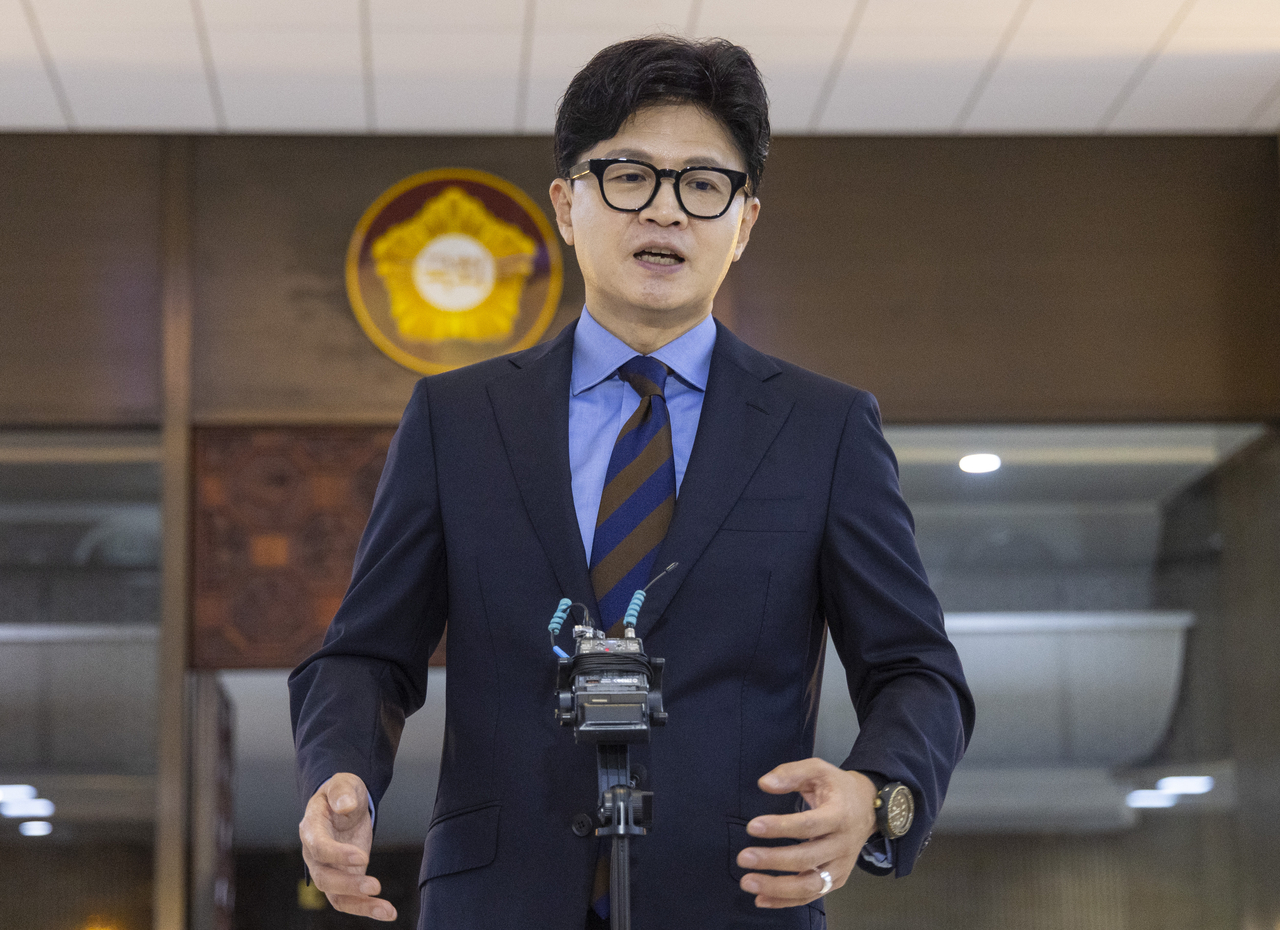 Rep. Han Dong-hoon, a former leader of the People Power Party who is now an independent, speaks at the National Assembly in Seoul on Thursday. (Yonhap)