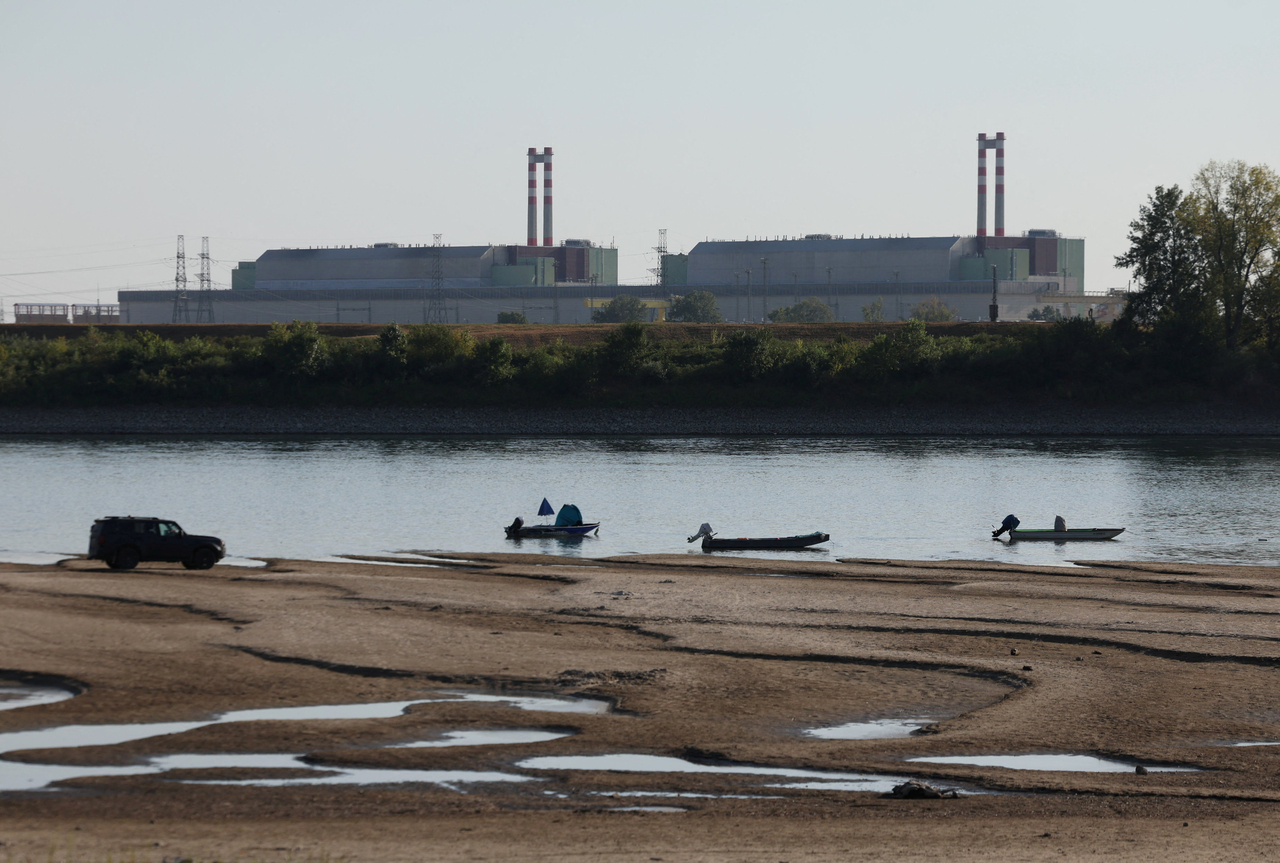 Paks Nuclear Power Plant with the partially dried-up Danube riverbed in Dunaszentbenedek, Hungary, Friday (Reuters-Yonhap)