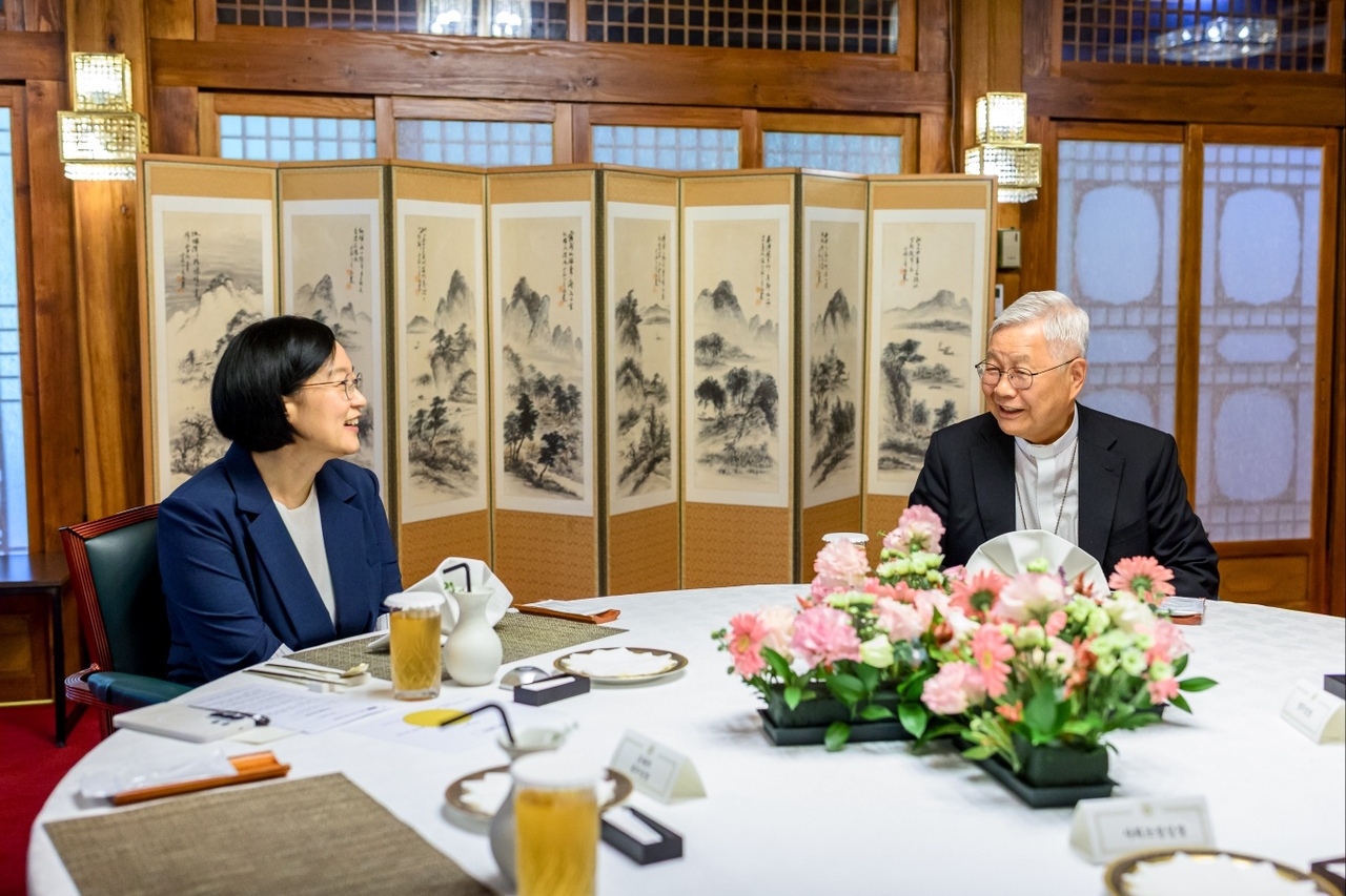 Prime Minister Han Seong-suk (left) and Cardinal Lazzaro You Heung-sik talk at a luncheon meeting on Aug. 1. (Yonhap)